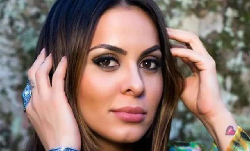 Alinne Rosa aparece nua ao ar livre e filosofa: “estou em transição”; veja foto