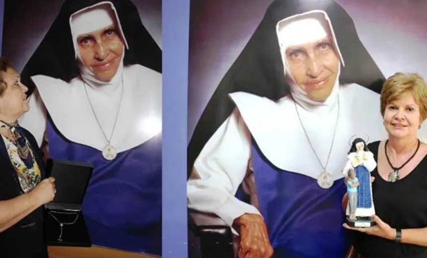 Papa Francisco recebe terço de ouro e imagem em homenagem à futura santa Dulce dos Pobres