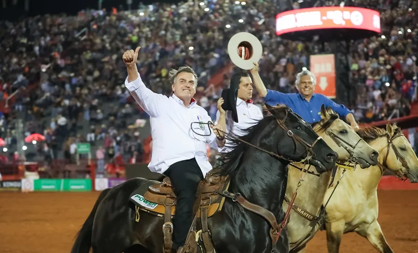 Bolsonaro assina decreto sobre bem-estar de animais usados em rodeios; saiba mais