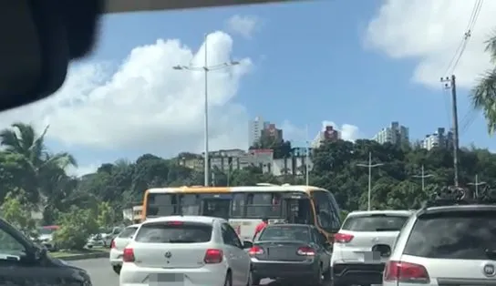 Vídeo: motorista de "amarelinho" sobe no canteiro para fazer manobra perigosa em Salvador; assista  