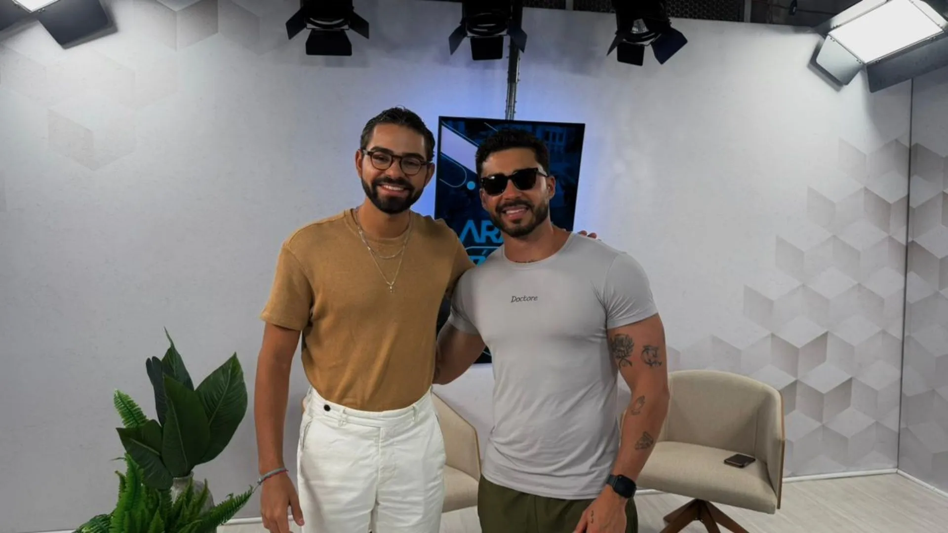  Felipe rebate críticas após Papazoni lançar músicas juninas