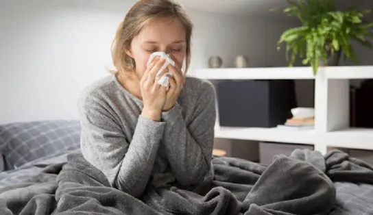 Infectologista diz que pessoas com sintomas da Covid-19 devem adiar vacinação por um mês