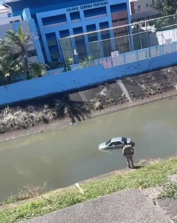 Uma mulher precisou ser resgatada pelo Corpo de Bombeiros após o carro que conduzia cair em um córrego na Avenida Magalhães Neto. | Foto: Redes Sociais