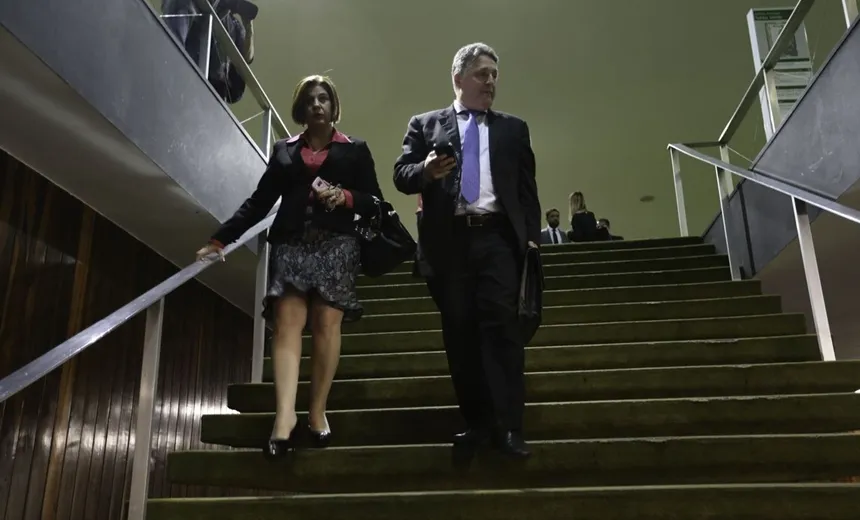 Justiça revoga prisão de Rosinha e Garotinho