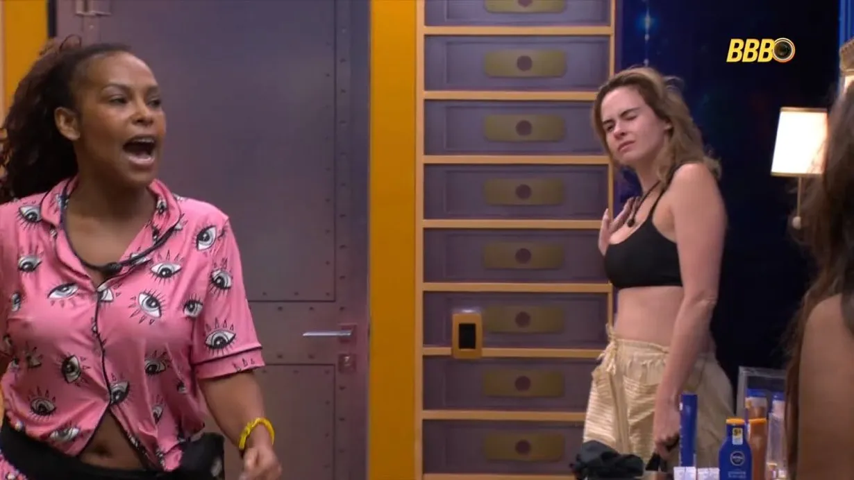 Após ser acordada por Milena, Sol, do BBB 26, grita: 'Retardada, é doente mental?'