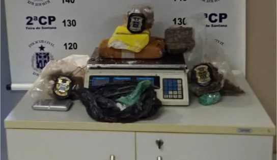 Casal é preso vendendo drogas em Feira de Santana; polícia encontrou imóvel usado pelo tráfico