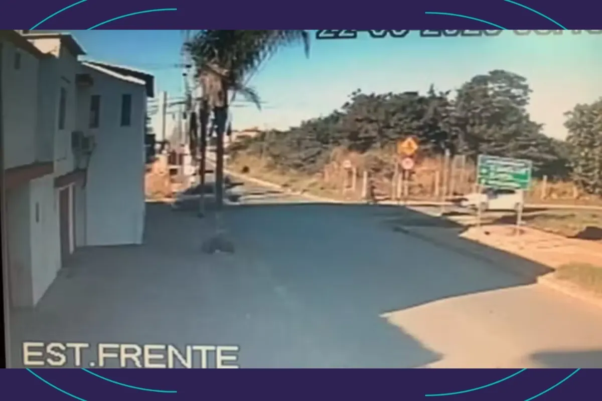 Motociclista morre após motorista sem CNH avançar cruzamento na Bahia