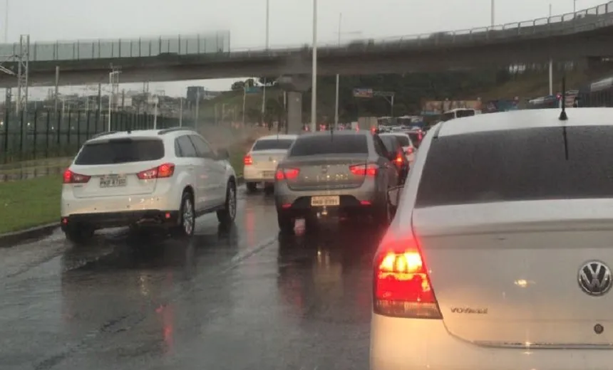TRÂNSITO COMPLICADO: Chuva deixa importantes vias de Salvador com pontos de alagamento
