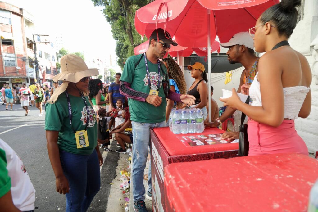 Ambulantes nas festas populares de Salvador. Foto: Bruno Concha | Secom/PMS