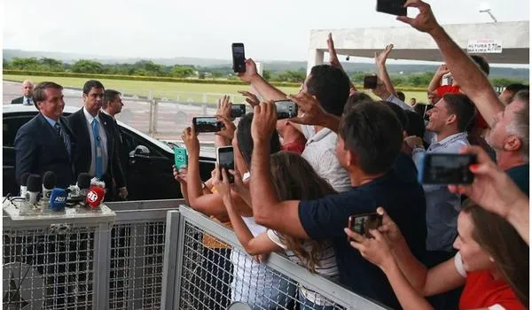Jornalistas abandonam coletiva de Bolsonaro em Brasília após sofrerem insultos; assista 