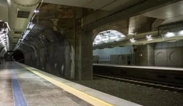 Homem cai em trilho do metrô e velocidade do serviço é reduzida na Linha 1, no Campo da Pólvora 