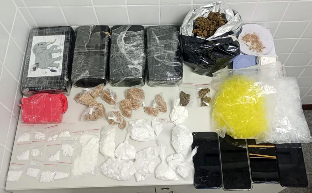 Homem &eacute; preso com diversas drogas em Feira de Santana. Foto: PMBA