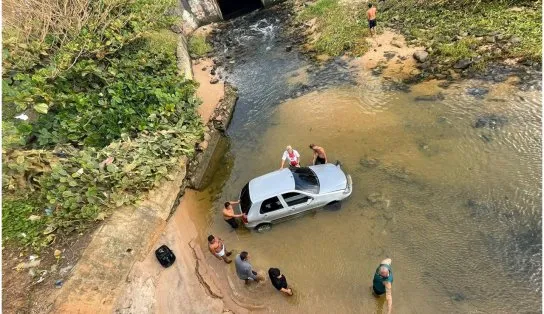 Motorista perde controle de direção e carro cai no Rio Jaguaribe, em Salvador; assista