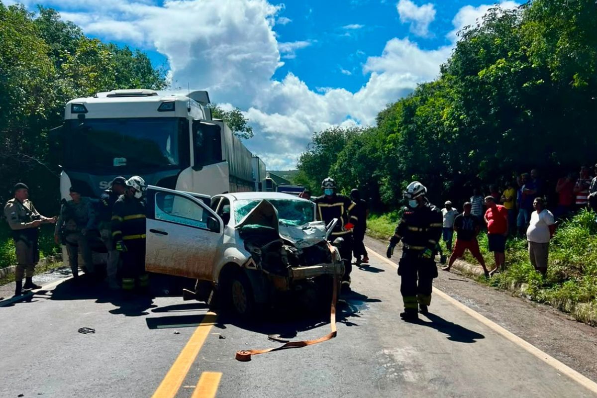 Homem Morre Preso &Agrave;s Ferragens Ap&oacute;s Colis&atilde;o Entre Carro E Caminh&atilde;o Na Br 116, Na Bahia. Foto: Reprodu&ccedil;&atilde;o Corpo de Bombeiros Militar