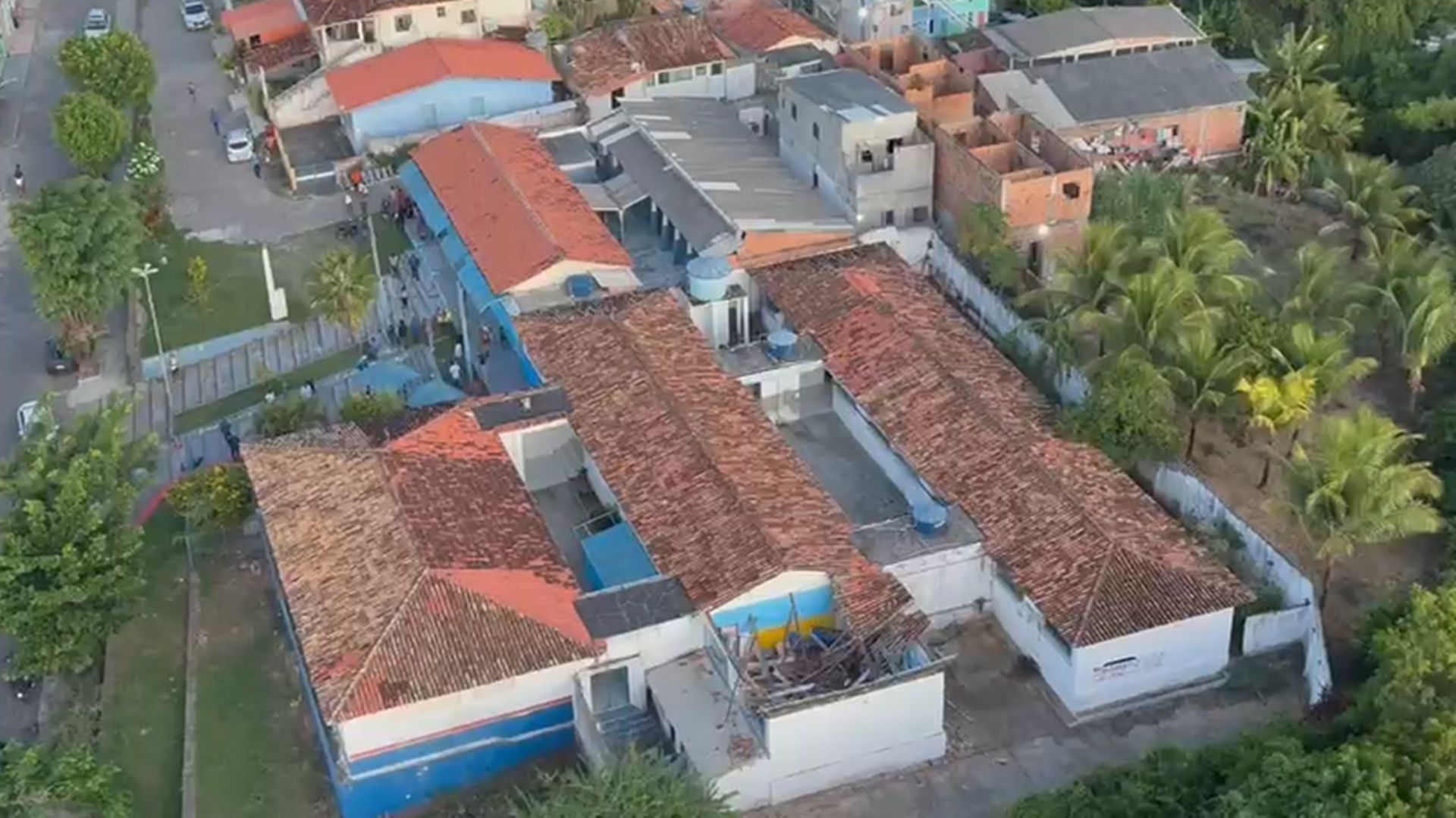 Teto desabou em escola de Itapatica | Crédito: TV Aratu