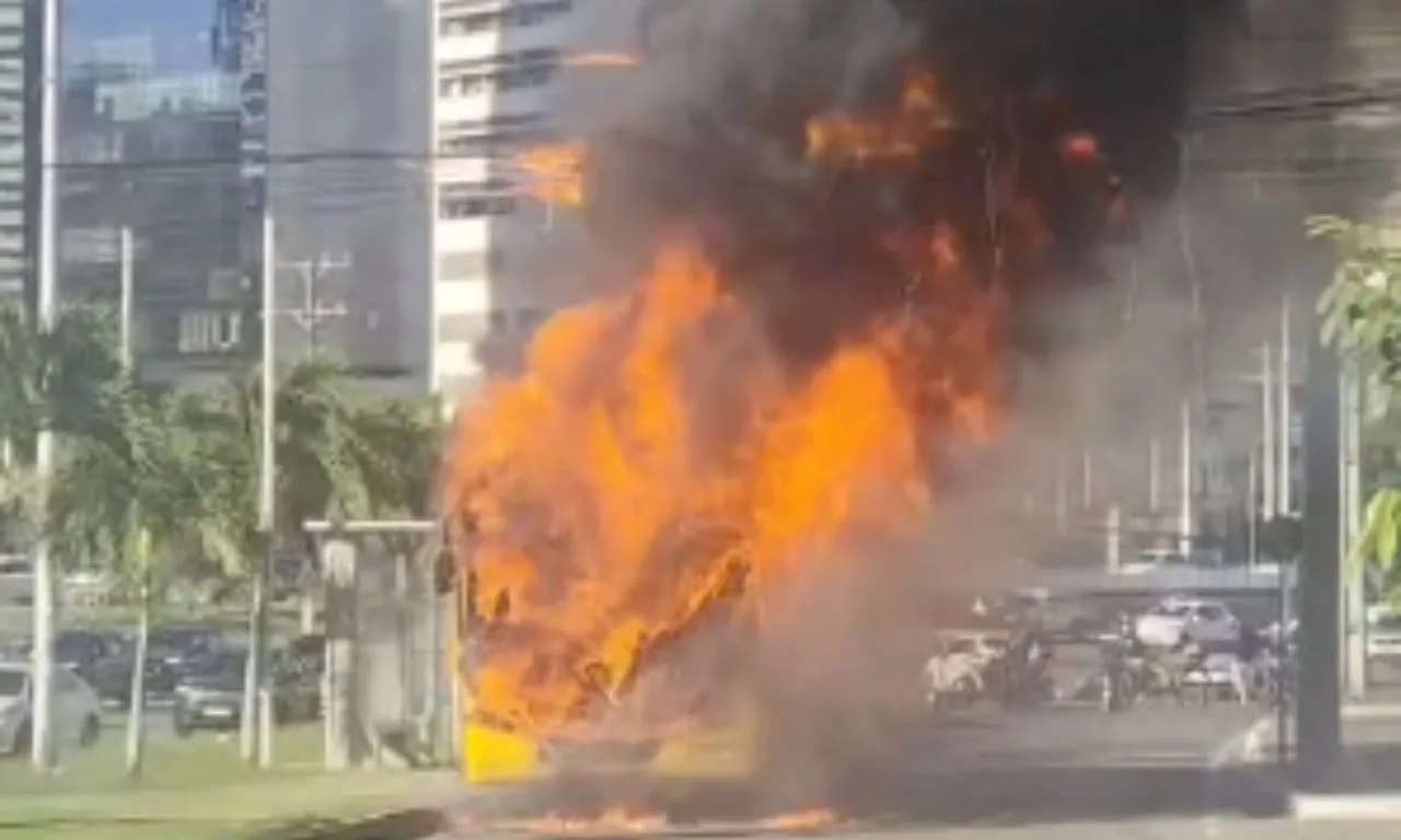 VÍDEO: ônibus pega fogo na Avenida Tancredo Neves e deixa trânsito congestionado em Salvador