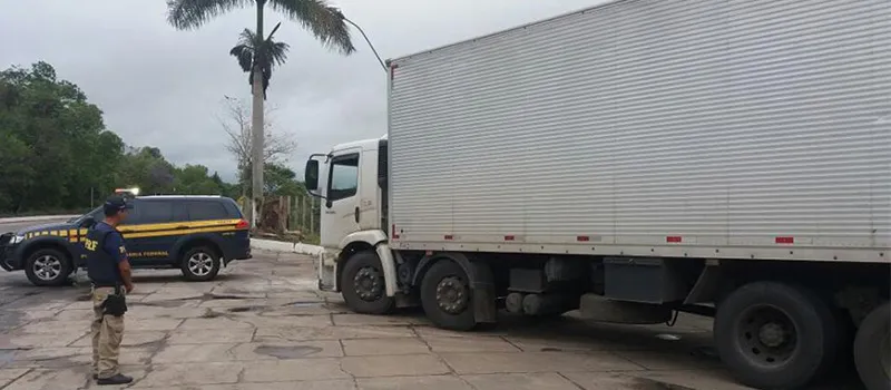 “DESCEU REDONDO”: PRF apreende mais de 7.600 litros de cerveja sem nota fiscal em Teixeiras de Freitas