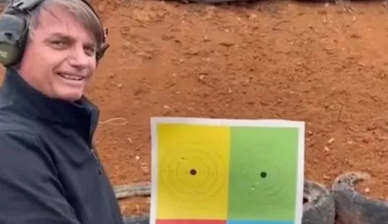 Bolsonaro chama Lula de "picaretão" e diz que, se o petista ganhar, irá recolher as armas
