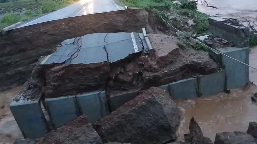 Ponte desaba na BA-046 após chuva e interdita via em Iaçu