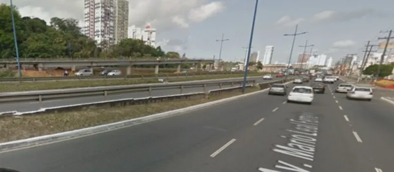AV.ACM: Carro capota e atinge outros dois veículos no início da manhã desta quinta