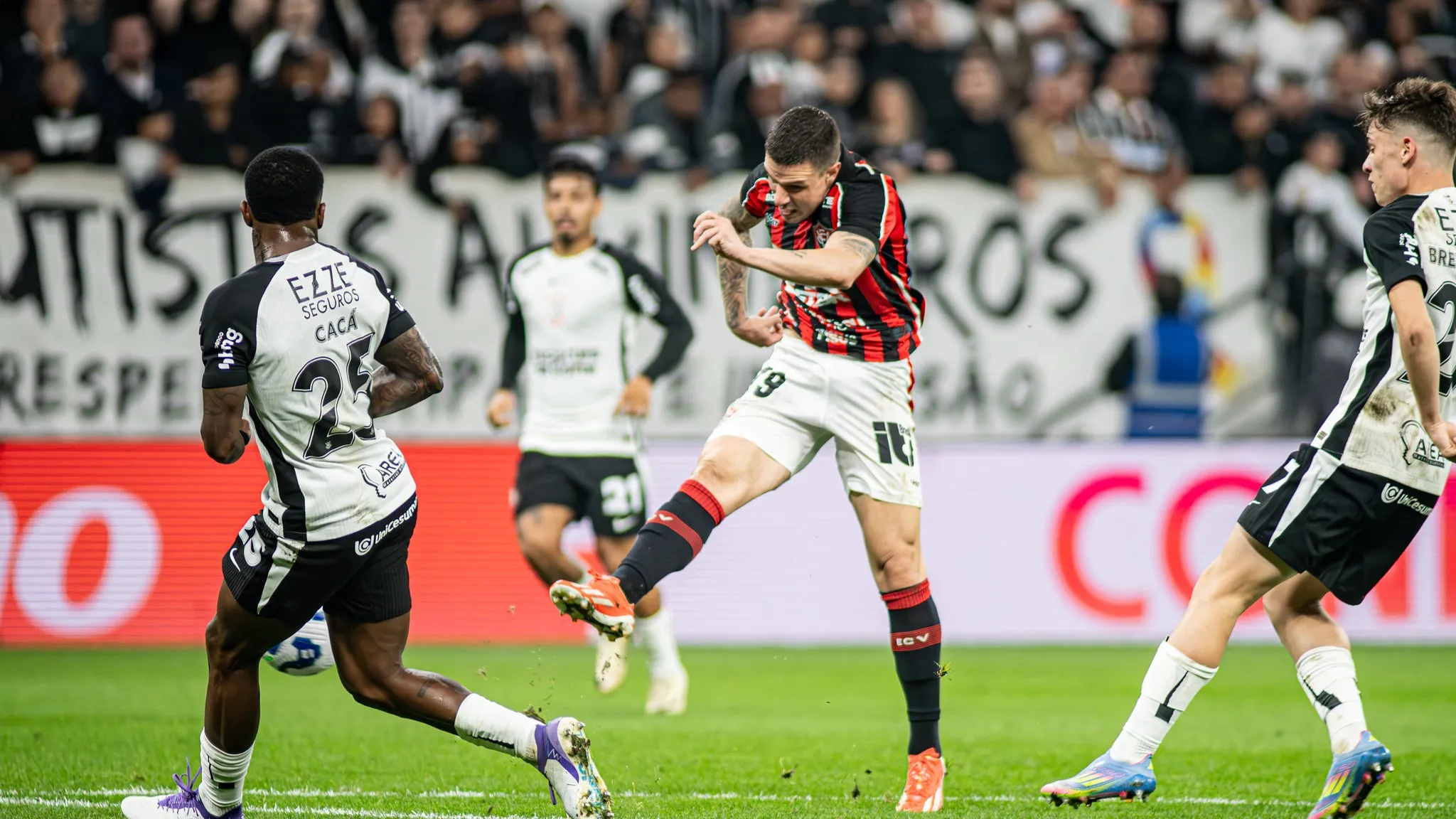 Vitória x Corinthians: onde assistir, horário e prováveis escalações