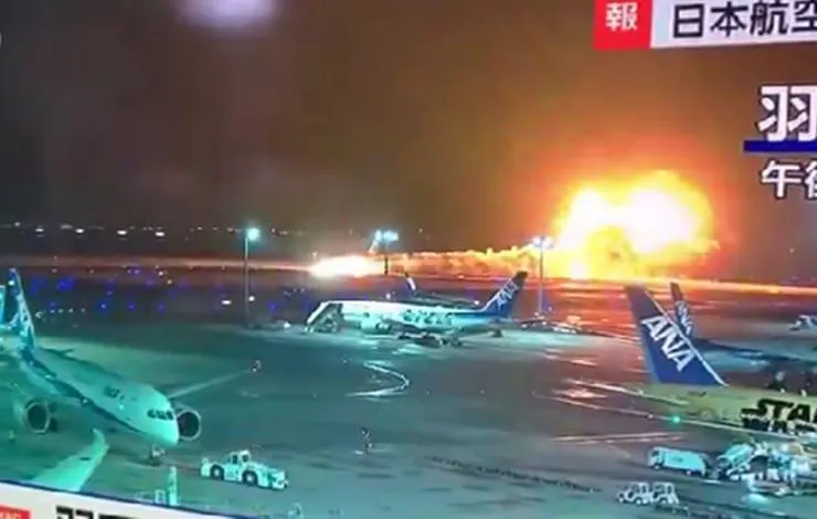 Japão: avião com 367 pessoas pega fogo ao colidir com aeronave da guarda costeira