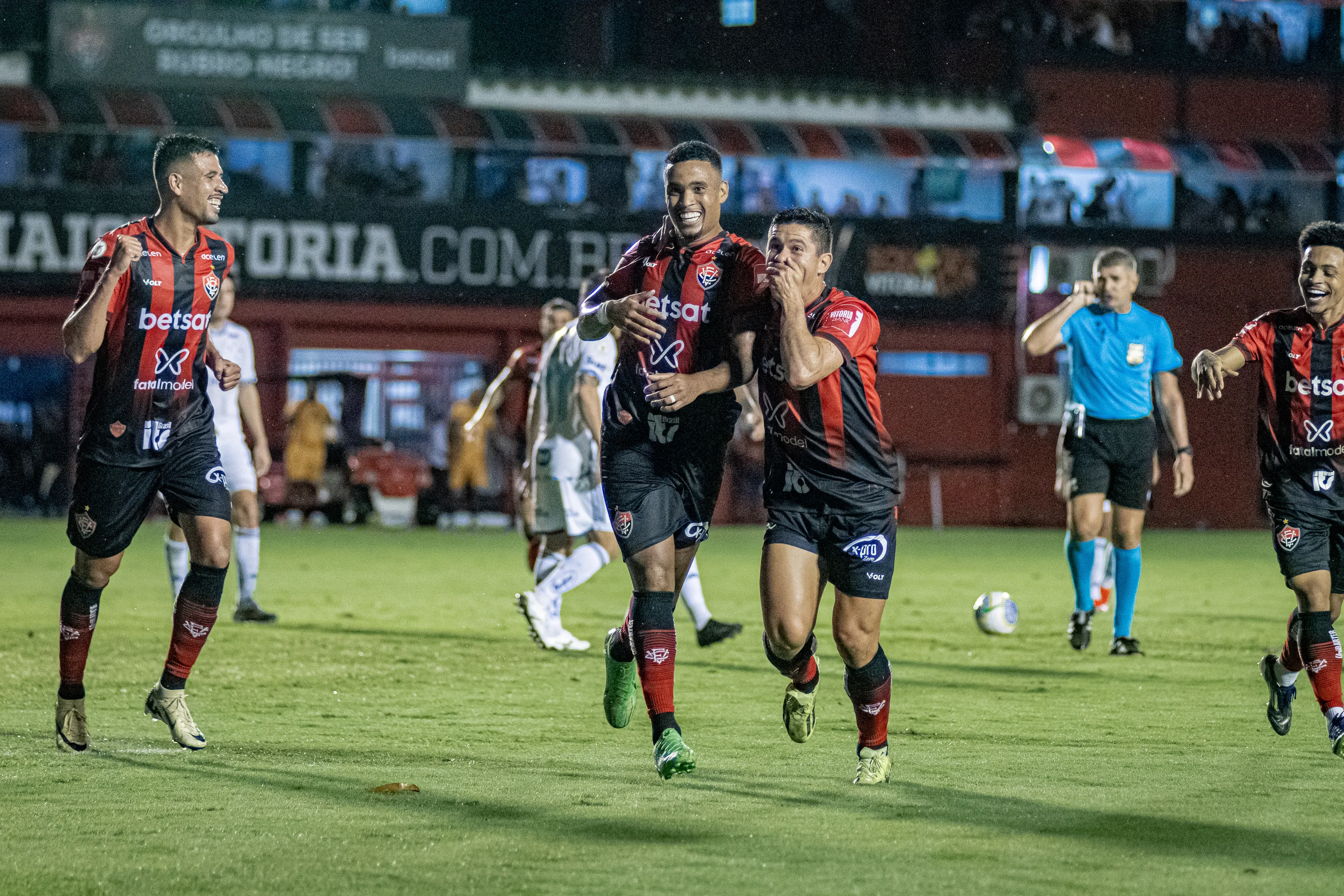 Vitória domina primeiro tempo, faz golaço, mas cede empate em gol polêmico do Cruzeiro