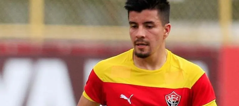 “Meia colombiano aceita proposta, deixa rubro-negro e vai para o Coritiba”, assegura site