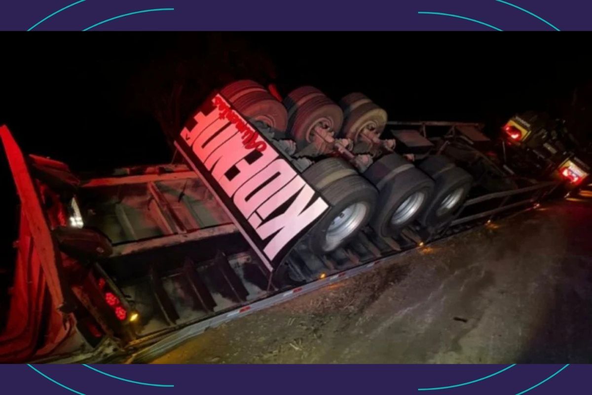 Carreta Que Transportava Azeite De Dend&ecirc; E Leite De Coco Tomba No Sul Da Bahia.|  Foto: Reprodu&ccedil;&atilde;o redes Sociais 