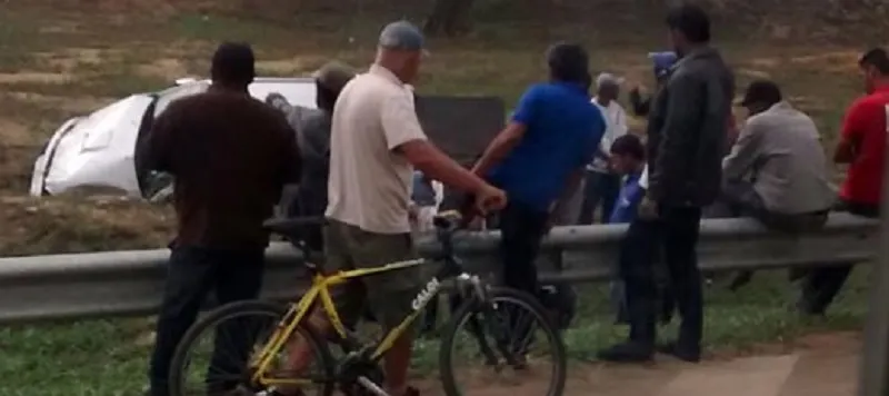 FORA DA LINHA: Caminhonete perde o controle e capota no cruzamento do Anel Viário com a BR-116