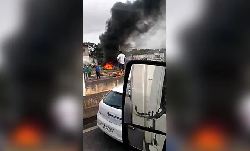 Urgente! Manifestação trava trânsito na BR-324 na altura de Valéria 