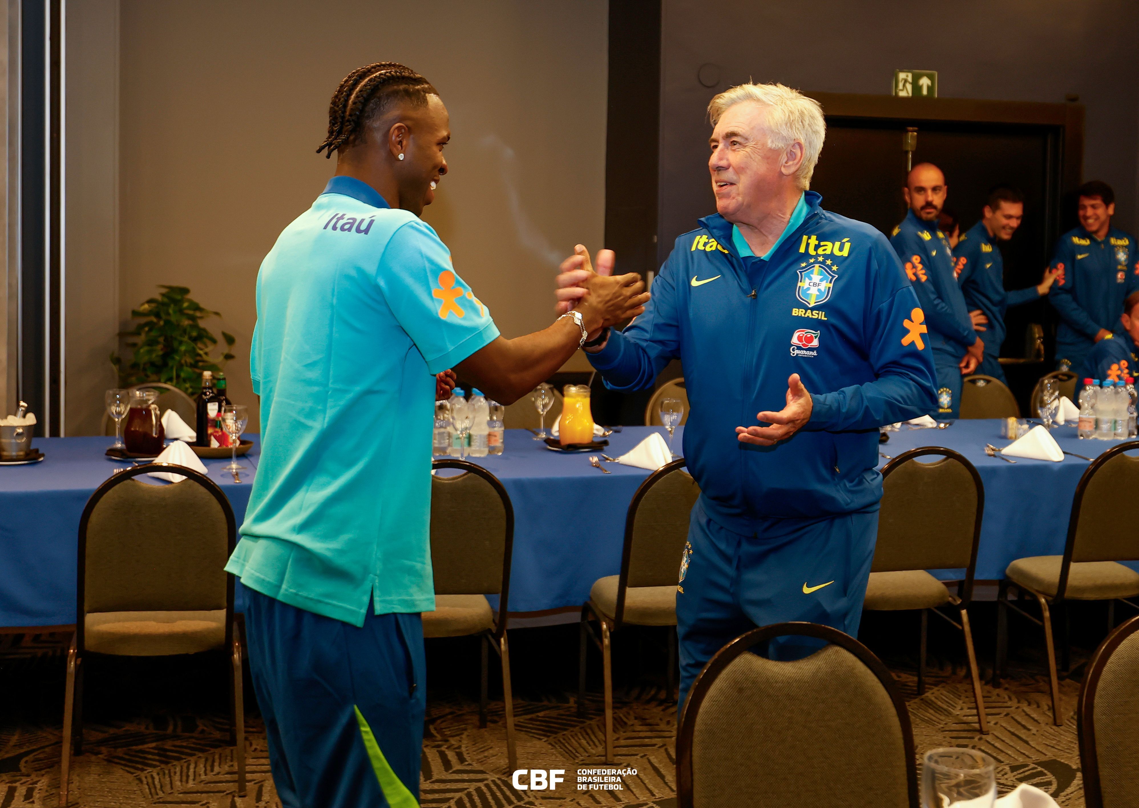 Carlo Ancelotti recebe Vinicius Jr. Foto: Rafael Ribeiro | CBF