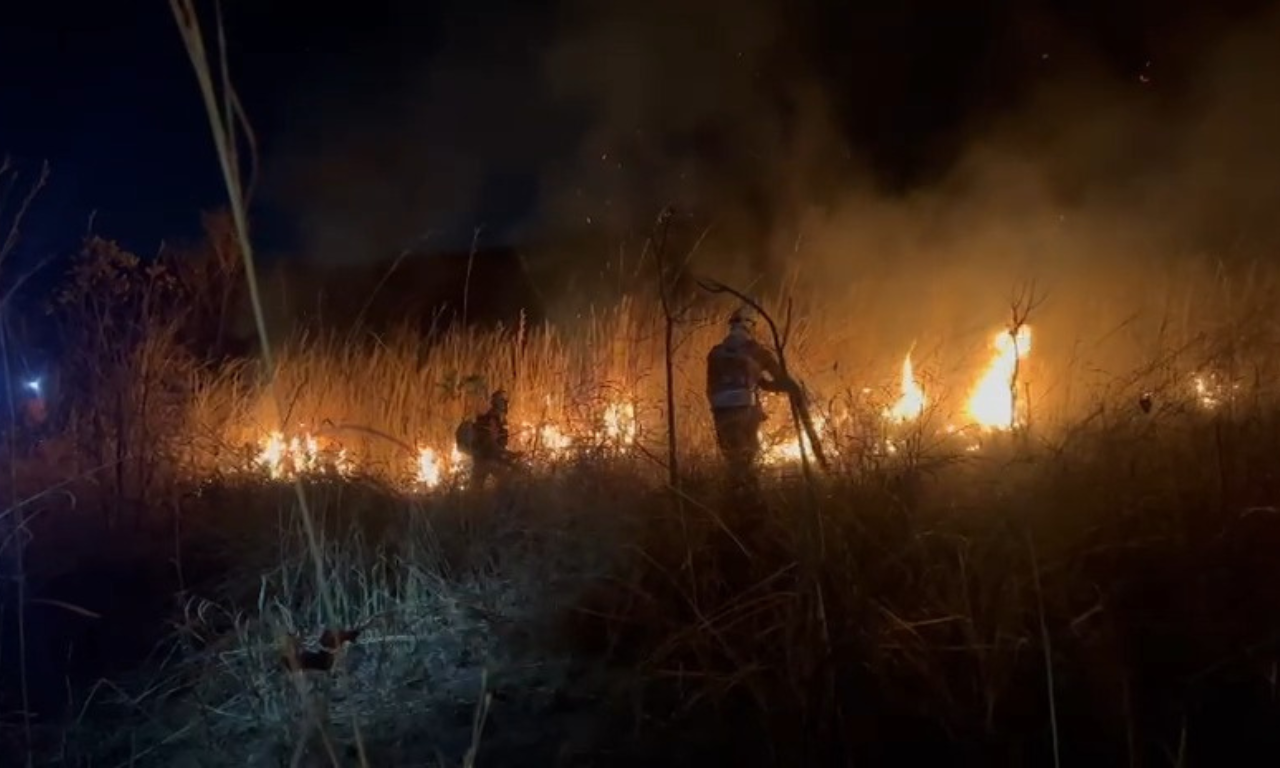 Inc&ecirc;ndio em Barreiras chega ao terceiro dia com fogo ainda ativo na Serra da Bandeira. Foto: Divulga&ccedil;&atilde;o