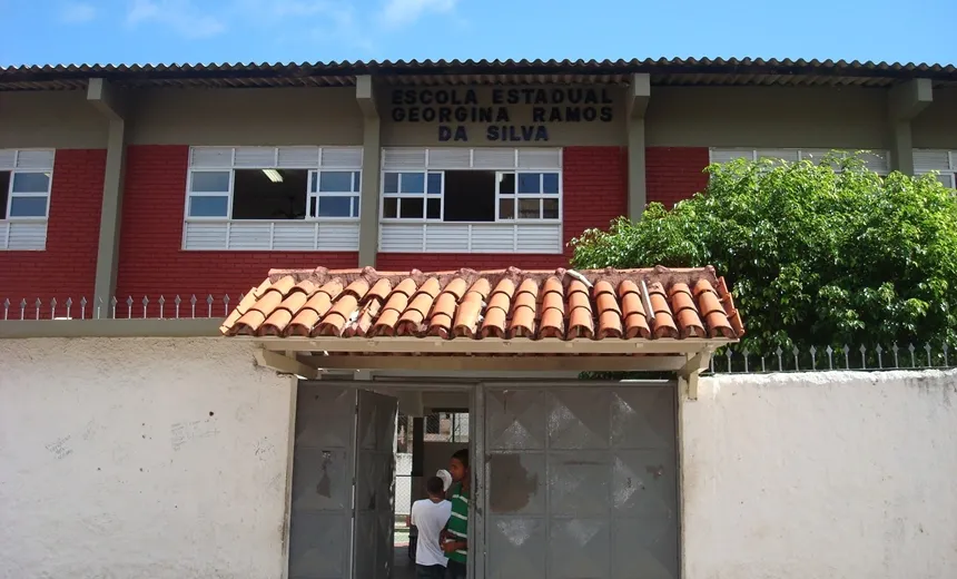 Bandidos armados invadem escola e provocam tiroteio na Boca do Rio; aulas são suspensas