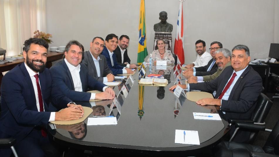 Ivana e lideranças da ALBA; Foto: JulianaAndrade/AgênciaALBA