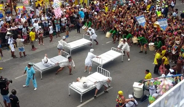 Bloco Didá chama atenção contra violência obstétrica durante desfile no Circuito Osmar