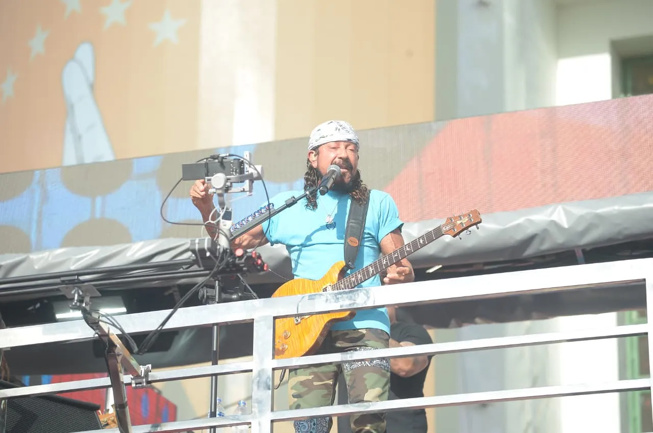 Acompanhe o primeiro desfile de Bell Marques no carnaval de Salvador