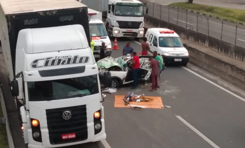 Pai e filho ficam feridos após acidente entre carro e caminhão na BR-324