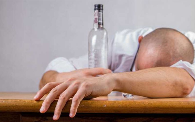 A maior parte dos casos de intoxica&ccedil;&atilde;o alco&oacute;lica costuma envolver jovens entre 18 e 35 anos, faixa et&aacute;ria que representa grande parcela do p&uacute;blico nos circuitos como Carnaval de Salvador/Foto: Freepik