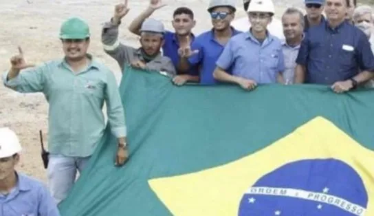 FAZ O 'L': durante visita ao Rio Grande do Norte, Bolsonaro tira foto com operários, que 'provocam' e fazem gesto associado a Lula