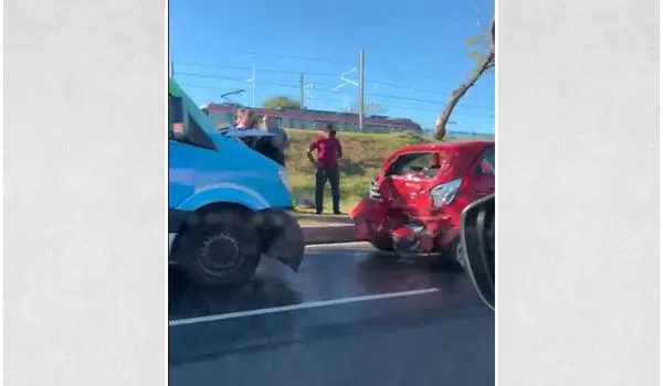 Acidente entre van e carro de passeio deixa trânsito intenso na Avenida Paralela na manhã desta quarta