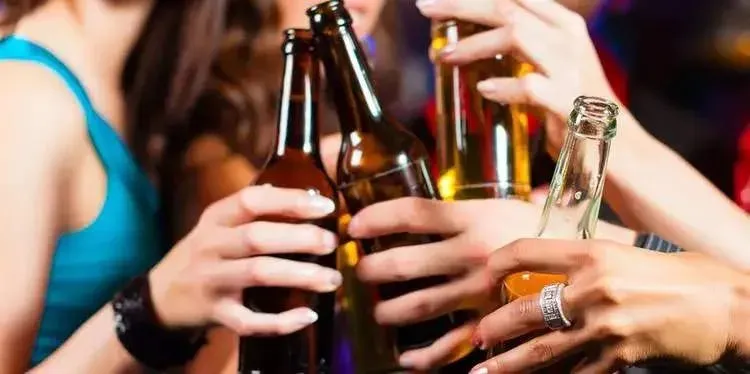  Rótulos em bebidas podem alertar contra violência à mulher