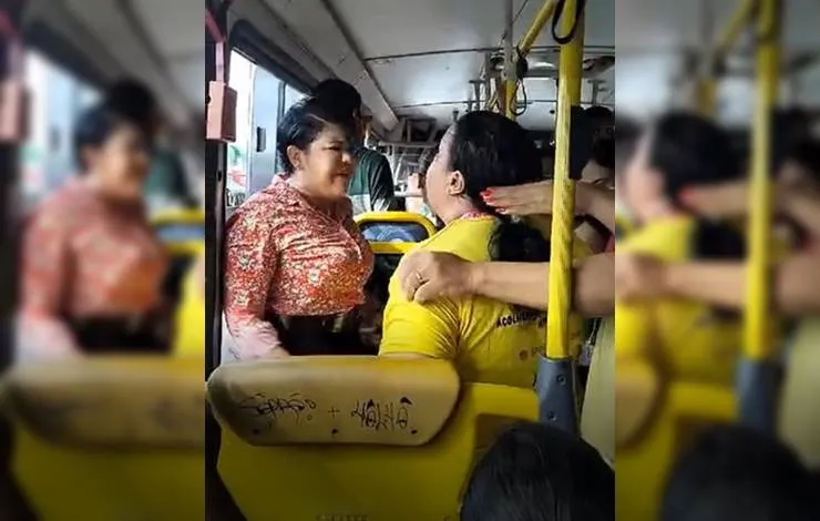 Mulheres brigam por assento preferencial em ônibus e passageiros intervêm; vídeo