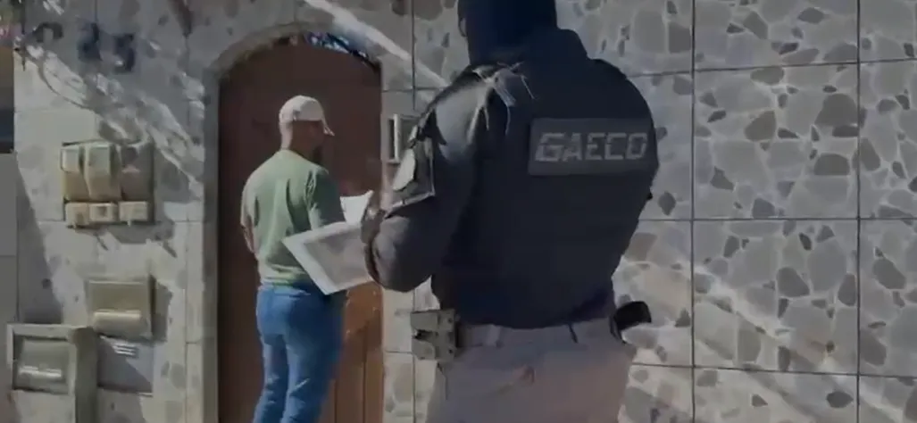 Dinheiro, veículos e bens apreendidos durante investigação contra um chefe do tráfico com atuação no Subúrbio Ferroviário de Salvador