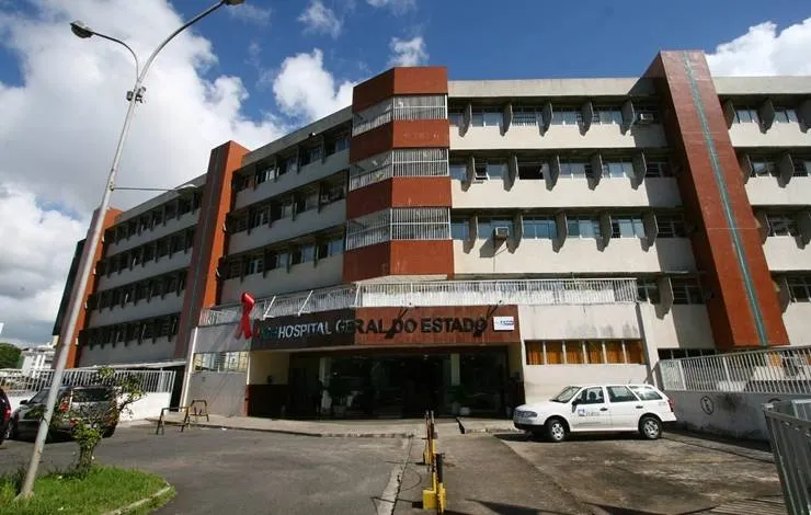 Homem morre e namorada fica ferida após serem esfaqueados em Salvador; suspeito é ex de vítima