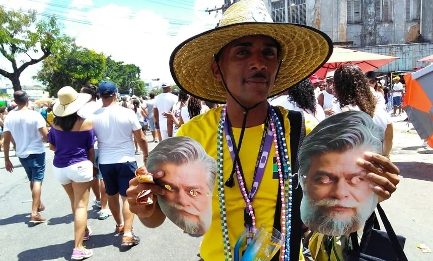 “Modo Fábio Assunção ativado”: vendedor faz sucesso com máscaras na Lavagem; veja