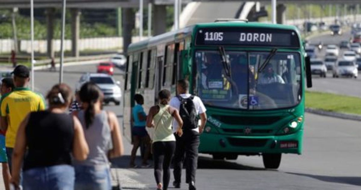 Cobrador atua dentro de &ocirc;nibus do transporte p&uacute;blico de Salvador