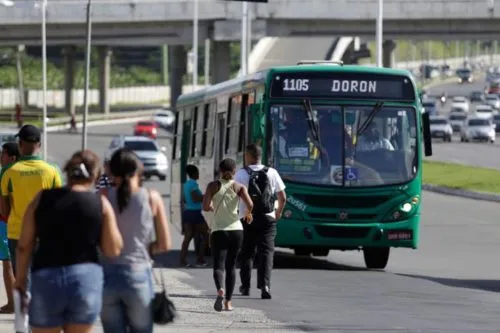 Imagem de pessoas pegando o ônibus 