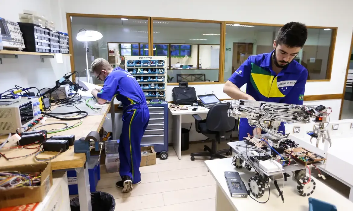 De acordo com o Censo Escolar 2024, 17,2% dos estudantes de ensino médio brasileiros cursavam educação técnica em 2024. Foto: Marcelo Camargo / Agência Brasil