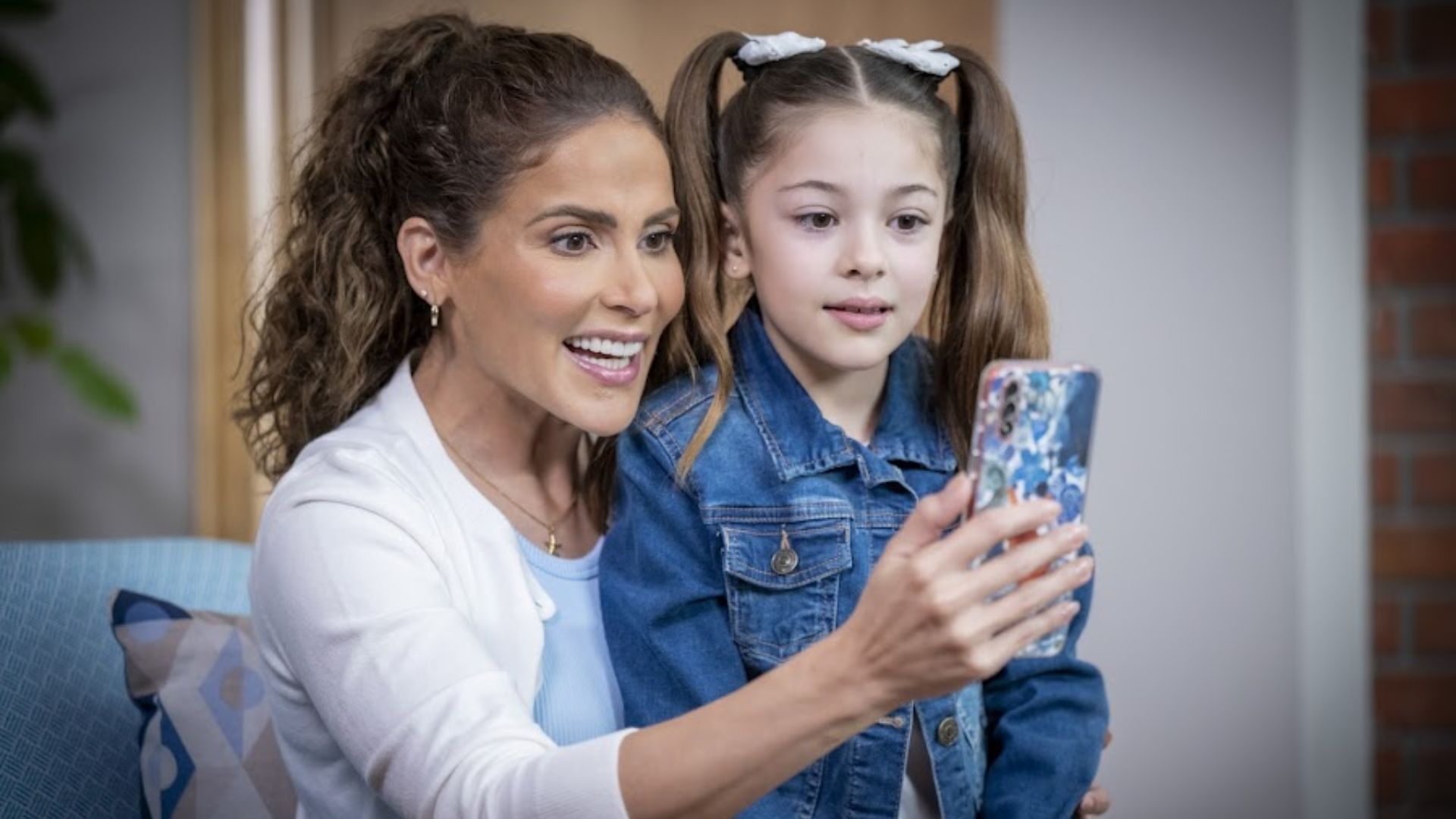 Estrela e Azul, personagens da novela A.Mar, do SBT | Foto: Divulgação/Televisa/SBT